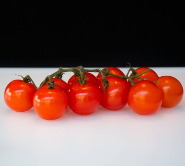 Siyah beyaz arkaplanda izole edilmiş kiraz domatesleri, kopyalama alanı