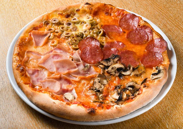 역기오니 Pizza Quattro Stagioni 이탈리아 요리에서 재료로 섹션으로 준비되는 피자이며 — 스톡 사진