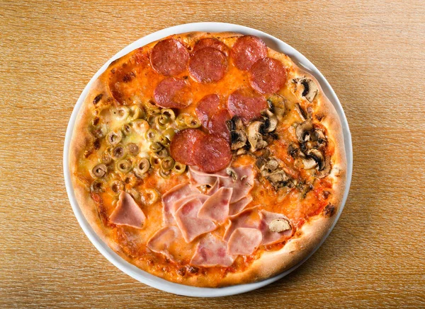 역기오니 Pizza Quattro Stagioni 이탈리아 요리에서 재료로 섹션으로 준비되는 피자이며 — 스톡 사진