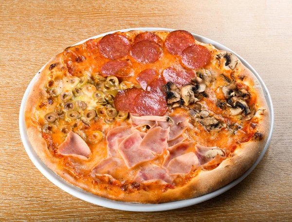 역기오니 Pizza Quattro Stagioni 이탈리아 요리에서 재료로 섹션으로 준비되는 피자이며 — 스톡 사진