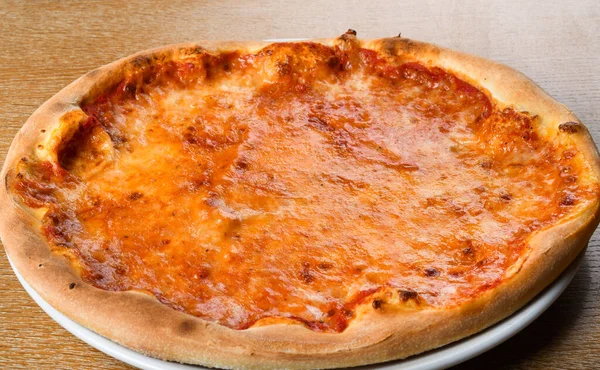 Pizza Margherita Hnědém Pozadí Stolu Pohled Shora Pizza Margarita Rajčaty — Stock fotografie