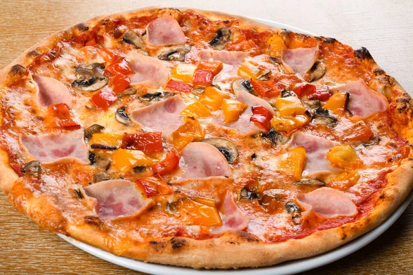 가판초 Pizza Cavantciosa 이탈리아 요리에서 모차렐라 이탈리아의 토마토 수있는 양념된 — 스톡 사진