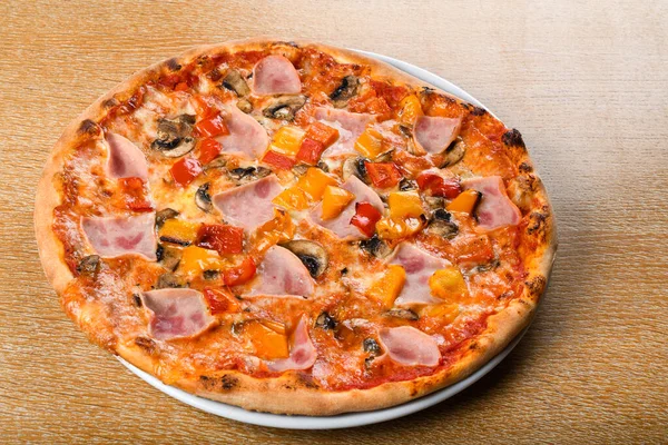 가판초 Pizza Cavantciosa 이탈리아 요리에서 모차렐라 이탈리아의 토마토 수있는 양념된 — 스톡 사진