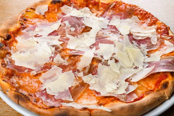 Italian Pizza Oven Baked Traditional Tomato Sauce Mozzarella Prosciutto Arugula — Stock Photo, Image
