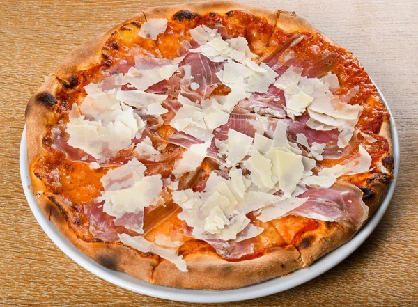 Włoski Piec Pizzy Pieczone Tradycyjnie Sosem Pomidorowym Mozzarella Prosciutto Rukola — Zdjęcie stockowe