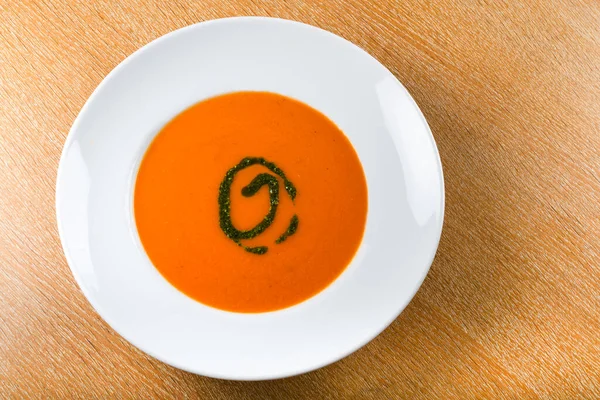 トマトスープは トマトを主原料としたスープです 熱々や冷たいものを器に盛り付けることもあり 様々な方法で作ることができる 食感は滑らかだけど — ストック写真