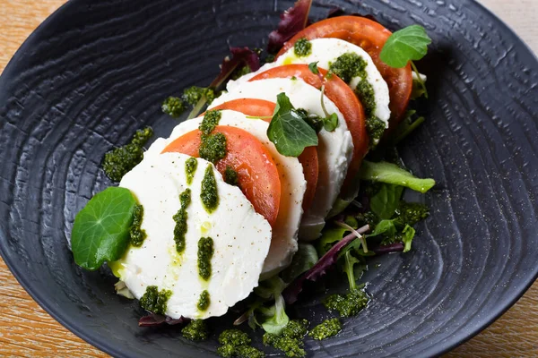 Caprese salatası, İtalyan salatasıdır. Dilimlenmiş taze mozzarella, domates ve tatlı fesleğenden yapılır. Insalata Caprese