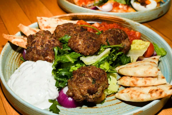 Boulettes Viande Méditerranéennes Avec Salade Pois Chiches Sauce Tomate Trempette — Photo