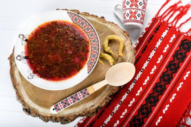 Dağ ıspanağı veya mor ıspanak (atriplex hortensis yaprakları) acı biber ve geleneksel peçete, tabak ve çatal bıçakla servis edilen soğuk çorba. Romanya geleneksel 