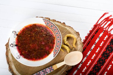 Dağ ıspanağı veya mor ıspanak (atriplex hortensis yaprakları) acı biber ve geleneksel peçete, tabak ve çatal bıçakla servis edilen soğuk çorba. Romanya geleneksel 