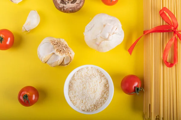 Spaghetti Mit Zutaten Zum Kochen Von Pasta Auf Gelbem Hintergrund — Stockfoto