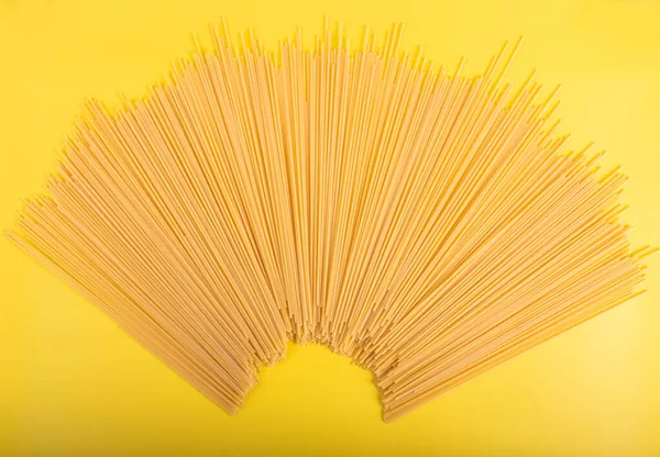 Ongebakken Gele Lange Spaghetti Een Rustieke Achtergrond Gele Italiaanse Pasta — Stockfoto