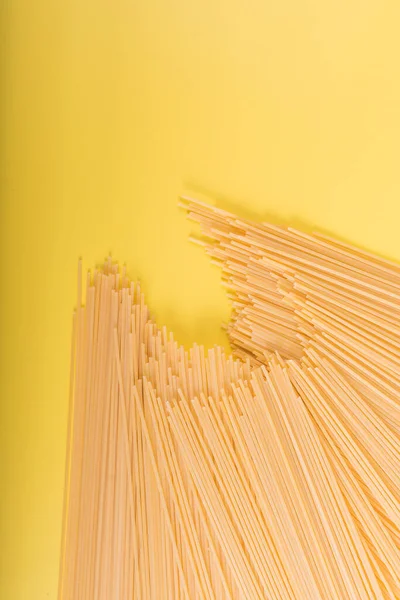 Ongebakken Gele Lange Spaghetti Een Rustieke Achtergrond Gele Italiaanse Pasta — Stockfoto