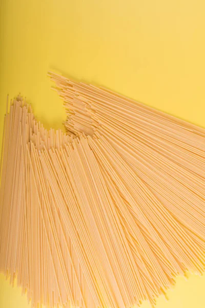 Ongebakken Gele Lange Spaghetti Een Rustieke Achtergrond Gele Italiaanse Pasta — Stockfoto