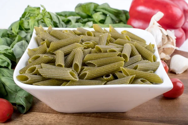 Penne Senza Glutine Piselli Verdi Sul Tagliere Legno Basilico Pomodori — Foto Stock