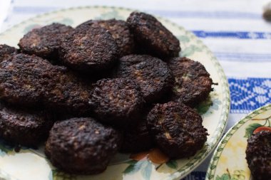Kofta köftesi, Türkiye 'de popüler bir yemek. Bir tür kebap. Geleneksel Güney Avrupa yemeği. Ön manzara. Türk köfteleri kuru kofte tabakta servis ediliyor