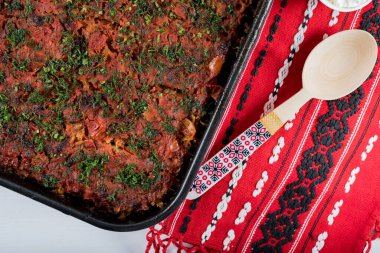 Lahana, domates ezmesi ve kıyma, pirinç ve dereotu, kırmızı peçete, salata ve domates, ekmek ve baharattan yapılan geleneksel Romen yemeği
