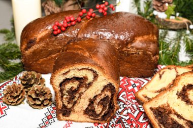 Kakao, kuru üzüm, çeşitli fındık ve çikolata parçalarıyla birlikte yenmeye hazır ev yapımı geleneksel Romen ekmeğinin 
