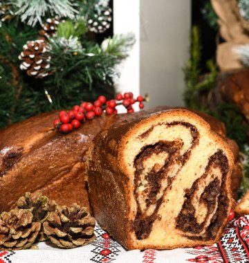 Kakao, kuru üzüm, çeşitli fındık ve çikolata parçalarıyla birlikte yenmeye hazır ev yapımı geleneksel Romen ekmeğinin 