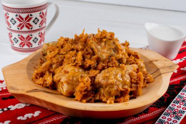 Sarma, genellikle bulgur, pirinç ve kıyma gibi tahıl kombinasyonlarına dayanan bir dolgunun etrafına sarılmış sarmaşık, lahana, keşişin ravent ya da meyve yapraklarından oluşan bir yemektir. Geleneksel Romen, Yunan