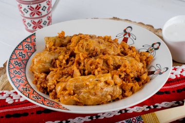 Sarma, genellikle bulgur, pirinç ve kıyma gibi tahıl kombinasyonlarına dayanan bir dolgunun etrafına sarılmış sarmaşık, lahana, keşişin ravent ya da meyve yapraklarından oluşan bir yemektir. Geleneksel Romen, Yunan