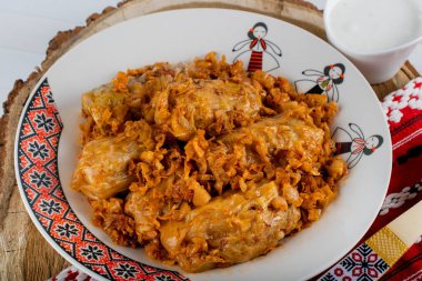 Sarma, genellikle bulgur, pirinç ve kıyma gibi tahıl kombinasyonlarına dayanan bir dolgunun etrafına sarılmış sarmaşık, lahana, keşişin ravent ya da meyve yapraklarından oluşan bir yemektir. Geleneksel Romen, Yunan