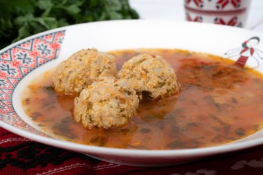 Köfteli tabağın üst görüntüsü, geleneksel Romanya mutfağı, ciorba de perisoare