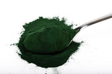 Beyaz ya da kırsal arkaplanda kurumuş organik spirulina alglerinden oluşan izole bir çorba kaşığı. Sağlıklı yaşam, detoks tarifleri, çiğ vejetaryen içeceği veya meyve suyu malzemeleri.