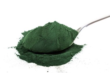 Beyaz ya da kırsal arkaplanda kurumuş organik spirulina alglerinden oluşan izole bir çorba kaşığı. Sağlıklı yaşam, detoks tarifleri, çiğ vejetaryen içeceği veya meyve suyu malzemeleri.