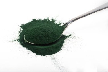 Beyaz ya da kırsal arkaplanda kurumuş organik spirulina alglerinden oluşan izole bir çorba kaşığı. Sağlıklı yaşam, detoks tarifleri, çiğ vejetaryen içeceği veya meyve suyu malzemeleri.