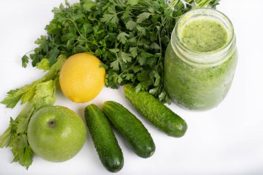 Limonlu, salatalıklı, elmalı, aperatifli ve maydanozlu çiğ sebze suyu.