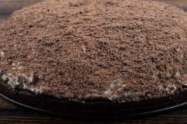 Muz ve çikolatadan yapılmış geleneksel Alman tatlısı Köstebek Pastası. Masanın üzerinde siyah çikolata kırıntıları var. Romencede 