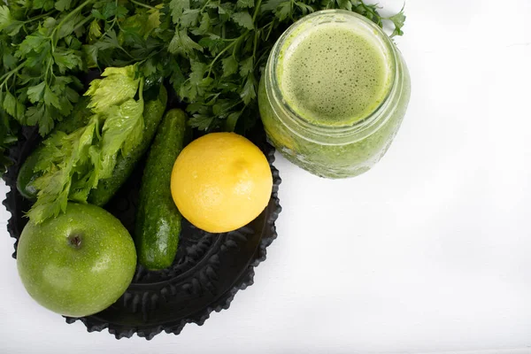 生绿色蔬菜汁 加柠檬 杏仁和欧芹 背景为白色 — 图库照片