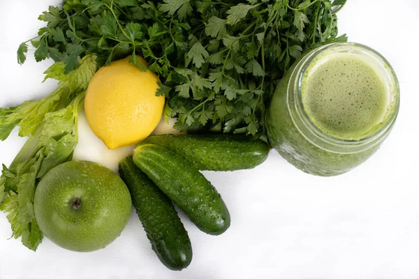 Limonlu, salatalıklı, elmalı, aperatifli ve maydanozlu çiğ sebze suyu.