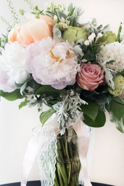 Düğün buketi izole edilmiş. Güzel çiçek aranjmanı.