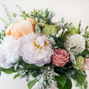 Düğün buketi izole edilmiş. Güzel çiçek aranjmanı.