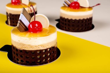Mango ve çarkıfelek meyveli tatlı kreması. Minimalist kavramsal tasarım, metin kopyalamak için boş alan, basit renkli kağıt arkaplan. Tatlı şekerlemeler reklamcılık için ideal.