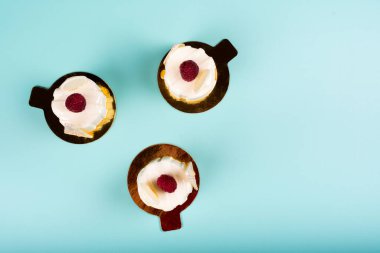 Mango ve çarkıfelek meyveli tatlı kreması. Minimalist kavramsal tasarım, metin kopyalamak için boş alan, basit renkli kağıt arkaplan. Tatlı şekerlemeler reklamcılık için ideal.