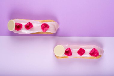 Fransız gülü çilekli pasta tatlı tatlı. Minimalist kavramsal tasarım, düz yerde uzanış