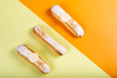 Mango ve çarkıfelek meyveli tatlı kreması. Minimalist kavramsal tasarım, metin kopyalamak için boş alan, basit renkli kağıt arkaplan. Tatlı şekerlemeler reklamcılık için ideal.