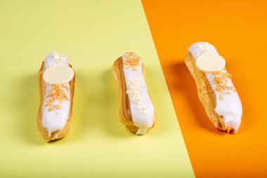 Mango ve çarkıfelek meyveli tatlı kreması. Minimalist kavramsal tasarım, metin kopyalamak için boş alan, basit renkli kağıt arkaplan. Tatlı şekerlemeler reklamcılık için ideal.