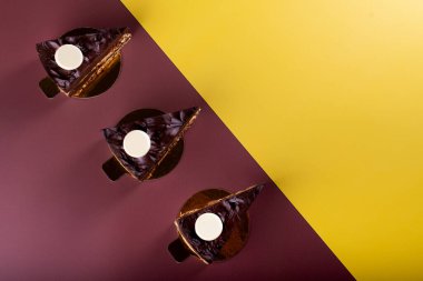 Koyu çikolatalı tatlı, kızılcık ve beyaz çikolata. Minimalist kavramsal tasarım, düz yatış