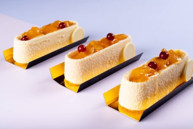 Mango ve vanilyalı mus tatlısı pastel arka planda yaban mersini ile yalıtılmış. Minimalist kavramsal tasarım, metin kopyalamak için boş alan, basit renkli kağıt arkaplan.