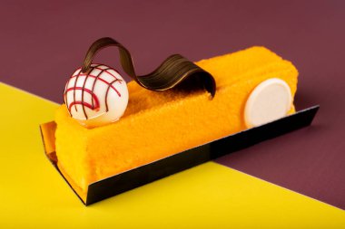Mango ve çarkıfelek meyveli tatlı kreması. Minimalist kavramsal tasarım, metin kopyalamak için boş alan, basit renkli kağıt arkaplan. Tatlı şekerlemeler reklamcılık için ideal.