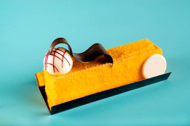 Mango ve çarkıfelek meyveli tatlı kreması. Minimalist kavramsal tasarım, metin kopyalamak için boş alan, basit renkli kağıt arkaplan. Tatlı şekerlemeler reklamcılık için ideal.