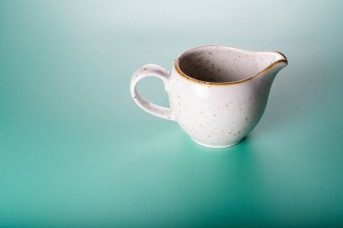 Renkli kağıt zemin üzerinde boş bardak.