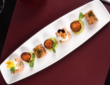 Kurutulmuş deniz tarağı, armut ve nane püresi. Gurme lüks yemek konsepti, güzel yemek menüsü seçimi restoran masası, beyaz tabak ve çatal bıçak takımı. Kanepeler, atıştırmalıklar.