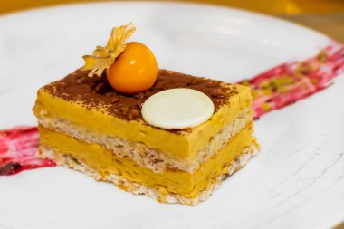 Tatlı seçimi: amandine, çikolatalı ve çilekli krema, karamel kek, restoran ortamında, bulanık arkaplan