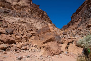 Amman, Ürdün, 17 Mart 2019: Wadi Rum (Ay Vadisi) Ürdün 'ün en güneyinde, Arap çölünün batı kıyısında yüksek bir platoda yer almaktadır..
