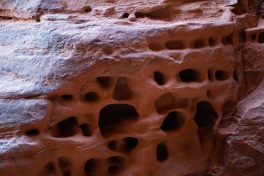 Wadi Rum, Ürdün, 17 Mart 2019: Wadi Rum kaya oluşumları ve çöldeki dağlar. Wadi Rum (Ay Vadisi) Ürdün 'ün güneyinde, Arap Çölü' nün batı kıyısında yer alır..